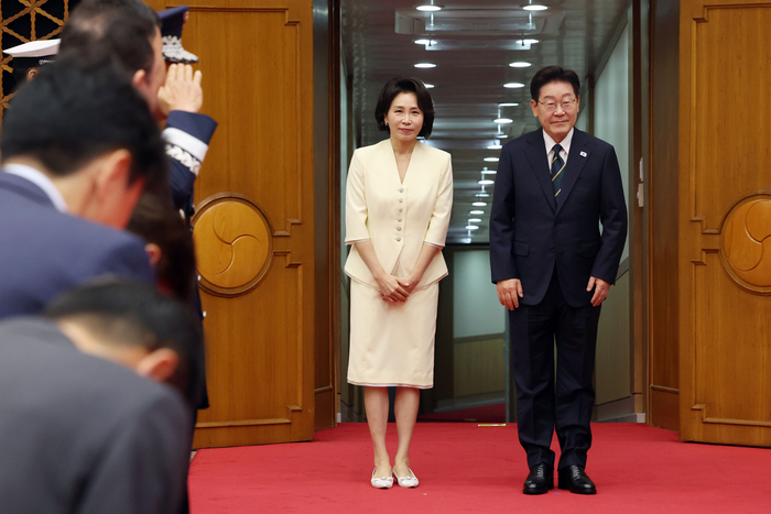 북대서양조약기구(NATO·나토) 정상회의 참석과 몽골 국빈 방문을 위해 출국하는 이재명 대통령 부부가 7일 성남 서울공항에서 환송객들을 향해 인사하고 있다. 연합뉴스