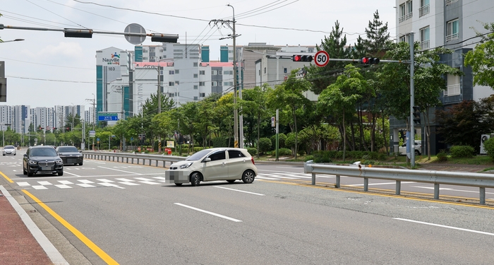 울산 중구 남외동 외솔큰길 일원에서 한 경차가 횡단보도를 넘어 불법 유턴을 하고 있다. 이 도로 남쪽 방면 1km 내에 유턴 구간이 없어 불법 유턴이 자주 이뤄지고 있다. 최지원 기자