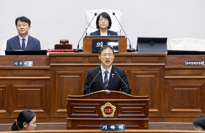 제9대 울산광역시의회가 7일 울산시의회 본회의장에서 이영해 울산시의장을 비롯한 시의원들이 참석한 가운데 개원식을 개최하며 본격적인 의정활동의 시작을 알렸다. 이날 개원식에 참석한 김상욱 울산시장이 축사를 전하고 있다. 최지원 기자