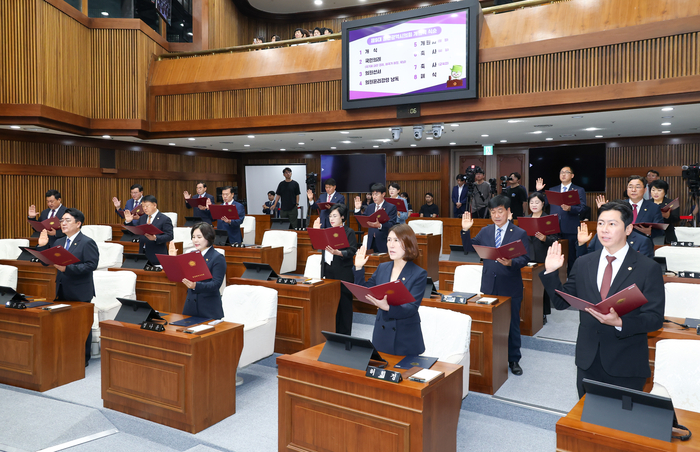 제9대 울산시의회 개원식이 열린 7일 울산시의회 본회의장에서 시의원들이 선서를 하고 있다. 최지원 기자