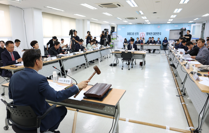 7일 서울 종로구 서울특별시선거관리위원회에서 열린 국회 6·3 지방선거 투표용지 부족 사태 국정조사특위 현장조사에서 윤상현 위원장이 의사봉을 두드리고 있다. 연합뉴스