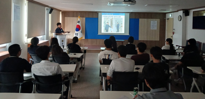 울산구치소는 지난 7일 남창고등학교 교사와 학생 등 20명을 대상으로 구치소 내부 견학과 보호장비 체험을 진행하며 교정행정 이해와 진로체험 기회를 제공했다. 울산구치소 제공