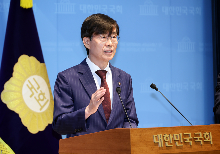 국민의힘 조경태 의원이 8일 국회 소통관에서 기자회견을 열고 “당의 생존과 차기 총선 승리를 위해 윤리위가 장동혁 대표에 대한 제명 및 출당 처분을 결단해줄 것을 강력히 요청한다”고 밝히고 있다. 연합뉴스