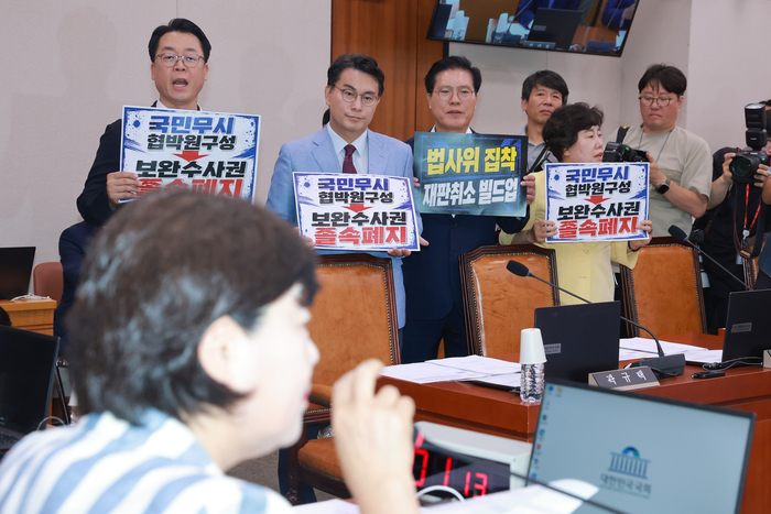 8일 국회에서 열린 법제사법위원회 전체회의를 위원장인 더불어민주당 서영교 의원이 진행하는 가운데 국민의힘 곽규택, 윤상현, 송석준, 조배숙 의원이 법사위 회의 진행을 비롯해 국회 후반기 원 구성 등을 항의하고 있다. 연합뉴스