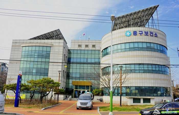울산 중구와 남구가 보건소장 응시 자격을 확대했지만 적격자를 찾지 못하면서 보건소장 공백 장기화가 불가피해졌다. 사진은 울산중구보건소 전경. 울산매일 포토뱅크