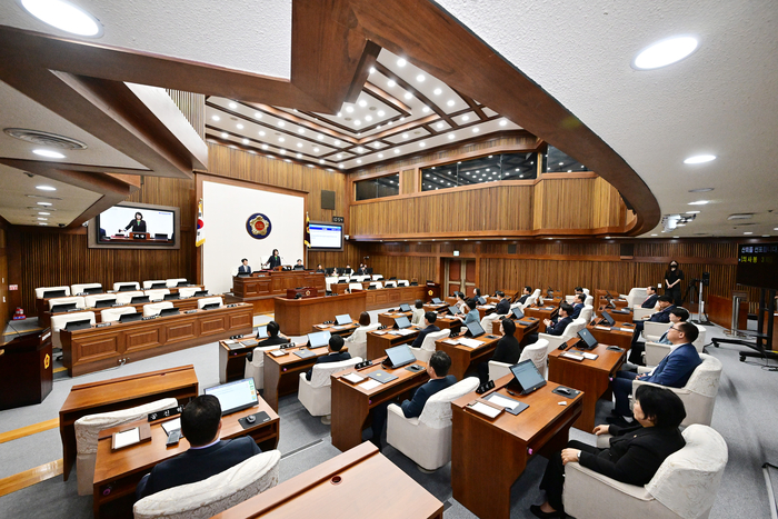 울산시의회(의장 이영해)는 8일 시의회 본회의장에서 제265회 임시회 제2차 본회의를 열고 제9대 전반기 상임위원회 위원을 선임했다. 울산시의회 제공