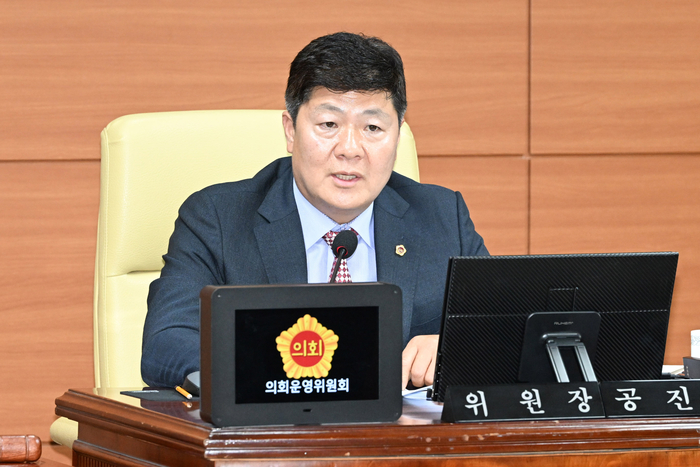울산시의회 의회운영위원회(위원장 공진혁)는 8일 오후 시의회 운영위원회 회의실에서 제265회 울산광역시의회 임시회 제1차 의회운영위원회를 열고 제9대 전반기 의회운영위원회 부위원장 선임의 건, 의회사무처 소관2026년도 주요업무보고 청취의 건 등을 심사했다. 울산시의회 제공
