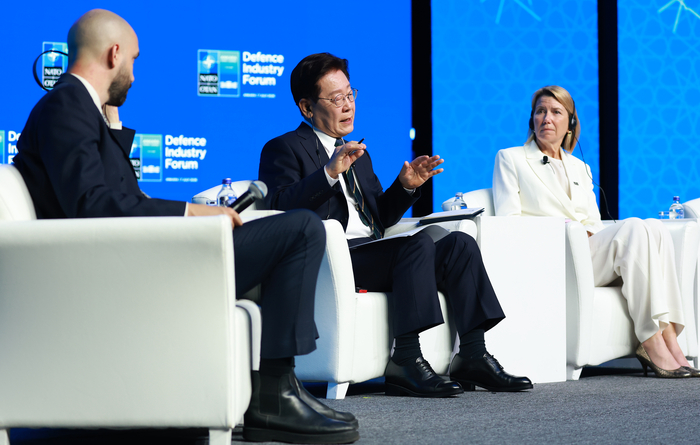 이재명 대통령이 7일(현지시간) 튀르키예 앙카라 컨벤션센터에서 열린 나토 방위산업 포럼에서 참석자의 질문에 답하고 있다. 연합뉴스