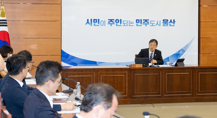 김상욱 울산시장이 8일 울산시청 상황실에서 실시된 실·국장회의에서 주요 현안과 핵심 사업 추진 상황 등을 점검하고 있다. 최지원 기자