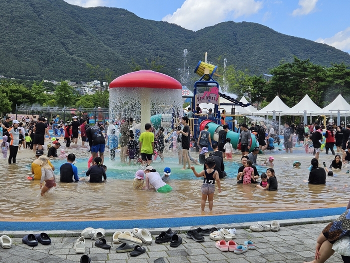 양산시 공원과는 디자인공원 물놀이장을 10일 개장한다고 밝혔다.
