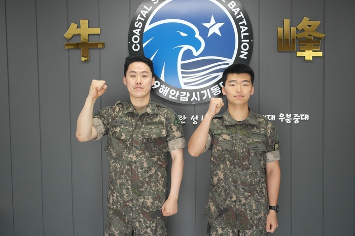 육군 제53보병사단 울산여단 19해안감시기동대대 권용록 상사(TOD1반장)와 김민수 일병(TOD감시병). 53사단 제공