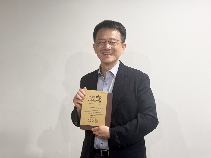 초록우산 울산지역본부(본부장 김동환)는 9일 ㈜현대공업 강현석 대표를 초록우산 고액기부자 모임인 그린노블클럽(GNCC) 전국 641호·울산 11호 회원으로 위촉했다고 밝혔다.초록우산 울산본부 제공