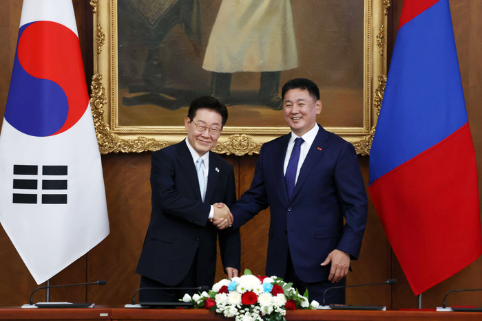 이재명 대통령과 오흐나 후렐수흐 몽골 대통령이 9일(현지시간) 울란바타르 정부청사에서 정상회담에 앞서 악수하고 있다. 연합뉴스