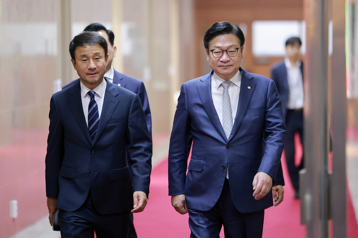 더불어민주당 한병도 대표 직무대행 겸 원내대표와 국민의힘 정점식 원내대표가 9일 국회에서 조정식 국회의장 주재 여야 원내대표 회동을 마치고 의장실에서 나오고 있다. 연합뉴스
