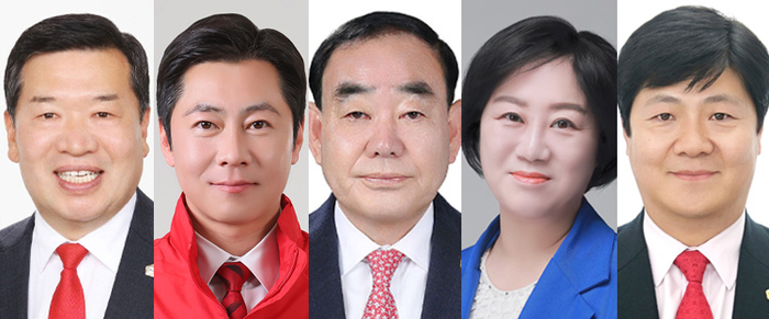 (왼쪽부터)울산시의회 행정자치위원회 이장걸 위원장, 김대영 부위원장, 김기환 위원, 전영희 위원, 공진혁 위원.