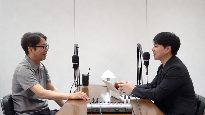게스트로 출연한 개그맨 심현섭 씨와 호스트 이동엽 본지 총괄이사가 ‘개그맨’을 주제로 이야기를 나누고 있다.