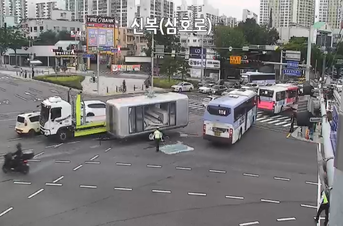 9일 오후 5시께 울산 남구 신복교차로에서 대형카라반 차량이 전복되는 사고가 발생했다. 교통정보센터 CCTV 캡쳐