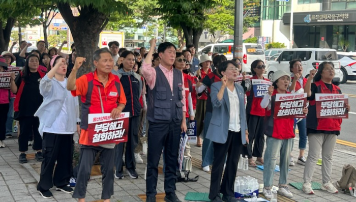 9일 민주노총 서비스연맹 울산본부는 울산시청 남문 앞에서 ‘울산양육원 부당해고 철회 결의대회’를 열었다.  서비스연맹 울산본부 제공