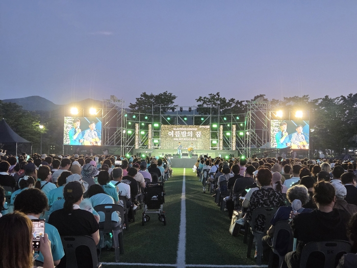울주문화재단이 마련한  2026울주 피크닉 콘서트 ‘여름밤의 꿈’이 11일 오후 울산 울주군 웅촌운동장에서 열려  약 3,000여 명의 관람객이 흥겨운 시간을 보냈다. 울주문화재단 제공