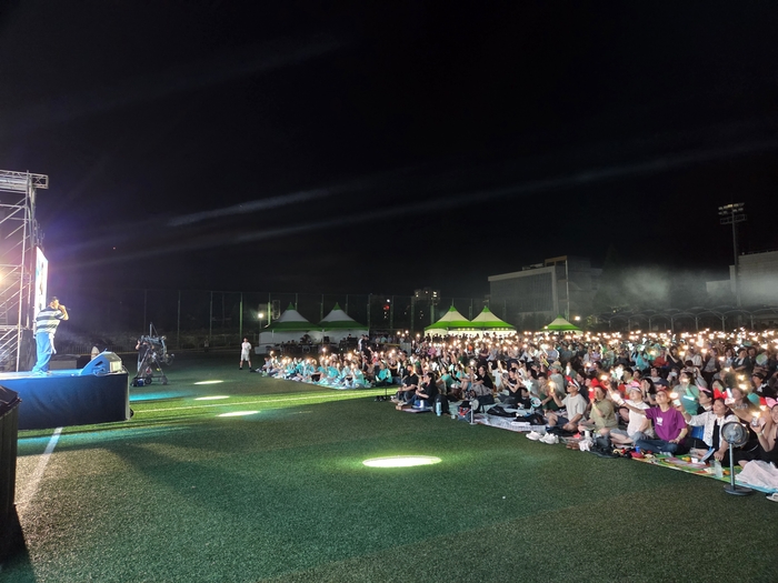 울주문화재단이 마련한  2026울주 피크닉 콘서트 ‘여름밤의 꿈’이 11일 오후 울산 울주군 웅촌운동장에서 열려  약 3,000여 명의 관람객이 흥겨운 시간을 보냈다. 울주문화재단 제공