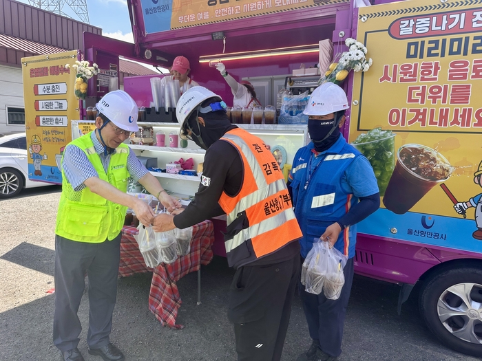 울산항만공사(UPA)는 7월 안전보건의 달을 맞아 폭염과 집중호우에 선제적으로 대응하기 위해 변재영 사장 주관으로 온열질환 예방 및 침수 우려지역에 대한 특별 점검을 실시했다