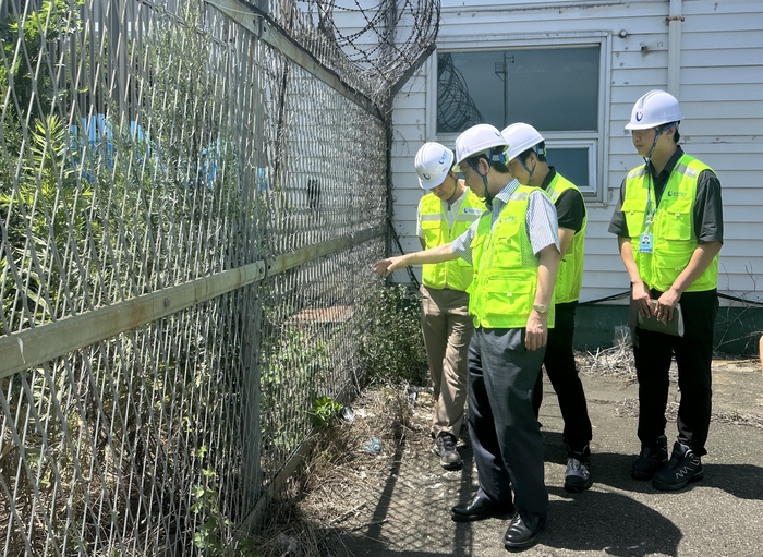 울산항만공사(UPA)는 7월 안전보건의 달을 맞아 폭염과 집중호우에 선제적으로 대응하기 위해 변재영 사장 주관으로 온열질환 예방 및 침수 우려지역에 대한 특별 점검을 실시했다