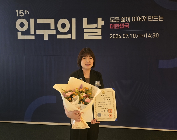 울산대학교병원 김민정 간호사가 지난 10일 서울 웨스틴 조선 서울에서 열린 보건복지부 주관 ‘제15회 인구의 날’ 기념식에서 국무총리 표창을 수상했다. 울산대병원 제공