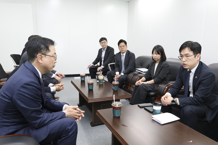 중대범죄수사청 개청 준비단장인 김민재 행정안전부 차관이 30일 서울 종로구 정부서울청사 창성동 별관에 마련된 중대범죄수사청 개청준비단을 방문해 준비 상황을 점검하고 있다. 연합뉴스