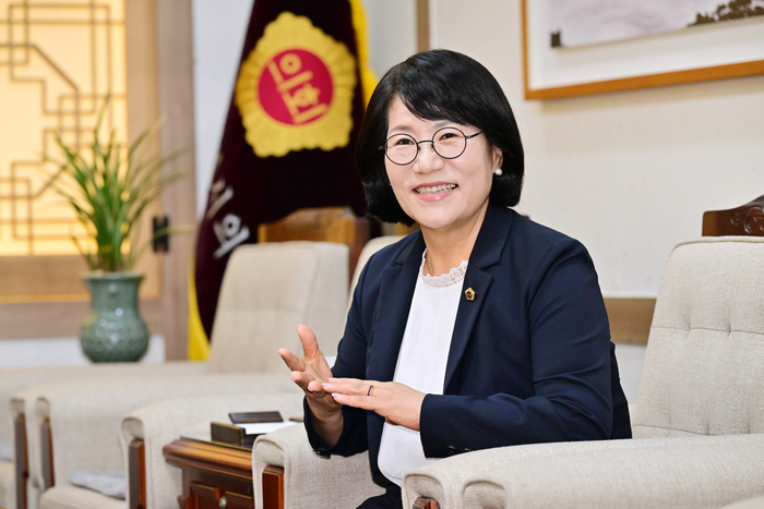 이영해 울산시의회 의장은 첫 인터뷰에서 여소야대 구도 속에서도 상식과 실력에 기반한 견제와 협치를 강조하며 김상욱 시정에 대한 철저한 검증을 예고했다.