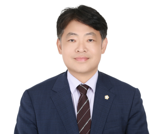 부산·울산 광역교통 개선 실무협의를 앞두고 양산시의 협의 참여 여부를 둘러싸고 김석규(사진) 양산시의원과 양산시가 상반된 주장을 내놓으며 진실공방이 벌어졌다.