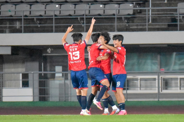 울산시민축구단은 지난 10일 울산종합운동장에서 열린 2026 K3리그 17라운드 여주FC와의 홈경기에서 교체 투입된 김용민이 경기 종료 직전 극적인 결승골을 넣고 동료들과 환호하고 있다. 울산시민축구단 제공