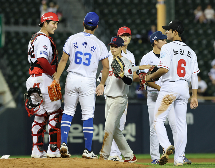 지난 10일 서울 잠실야구장에서 열린 2026 KBO 퓨처스 올스타전에서 남부리그가 북부리그룰 4-0으로 꺾었다. 울산 웨일즈 노강민 등 남부 선수들이 승리를 자축하고 있다. 연합뉴스