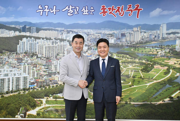 김영길 중구청장이 지난 10일 중구청 구청장실에서 권순락 신임 동울산세무서장을 만나 환담을 나눴다. 중구 제공