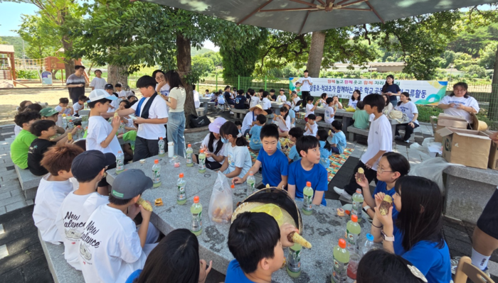 울산 삼동초와 척과초가 공동 교육과정을 운영하며 생태체험과 협력 활동을 통해 작은 학교의 경쟁력과 공동체 교육 모델을 키워가고 있다. 삼동초와 척과초 학생들이 13일 텃밭 인근에서 옥수수를 나눠먹고 있다. 울산교육청 제공