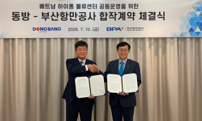 베트남 하이퐁 물류센터 공동운영 합작계약 체결식에서 BPA 송상근 사장(오른쪽)과 동방 정운건 사장이 기념촬영을 하고 있다. BPA 제공