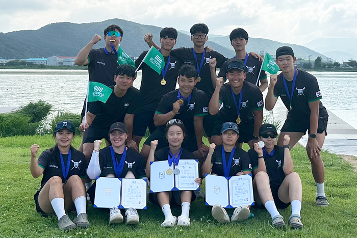 제52회 장보고기 전국조정대회 대학부에서 수상한 울산대 학생들이 기념사진을 촬영하고 있다. 울산대 제공