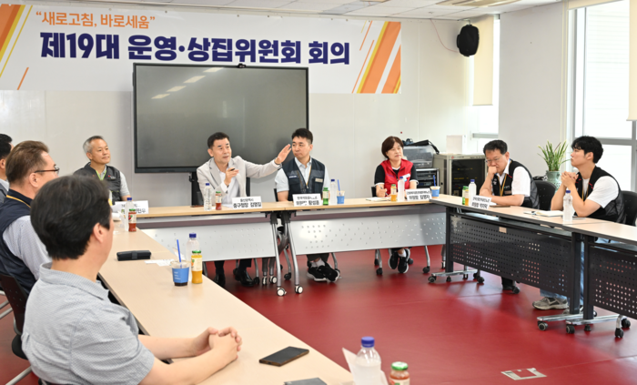 울산 중구가 13일 근로복지공단 노동조합 회의실에서 열린 혁신도시 공공기관 노동조합 대표자 협의회 월례회에 참석해 우정혁신도시의 지속 가능한 발전을 위한 주요 과제와 기관 사이의 협력 강화 방안 등을 논의했다. 중구 제공