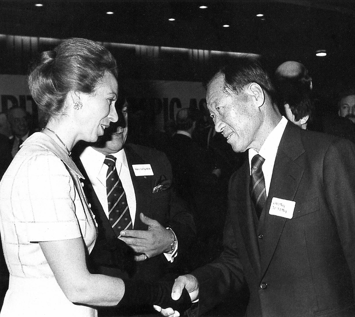 1980년대 영국올림픽 위원회 위원으로 활동하던 앤 공주와 서울 올림픽 유치를 위해 활동하던 정주영 창업주가 악수를 나누는 모습. HD현대중공업 제공