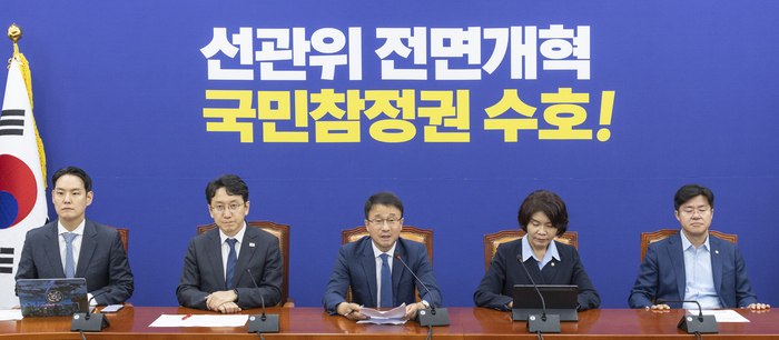 더불어민주당 한병도 당 대표 직무대행 겸 원내대표가 14일 국회에서 열린 원내대책회의에서 발언하고 있다. 연합뉴스