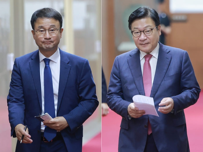 더불어민주당 한병도 대표 직무대행 겸 원내대표와 국민의힘 정점식 원내대표가 14일 국회의장실에서 조정식 국회의장 주재 원 구성 관련 원내대표 회동을 마친 뒤 각각 의장실에서 나오고 있다. 양당 원내대표는 취재진에 합의에 이르지 못했다고 전했다.  연합뉴스