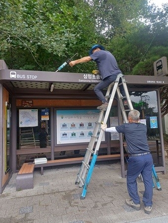 14일 울주군에 따르면 대중교통 이용 만족도를 높이고 여름철 온열 질환을 예방하기 위해 ‘버스승강장 차양막 정비사업’을 본격 추진한다.