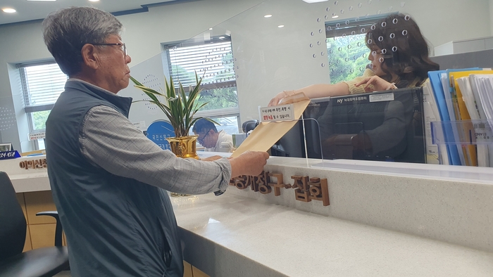 울주군 내와리 마을 주민이 울산경찰청에 진정서를 제출하고 있다. 울산환경운동연합 제공.