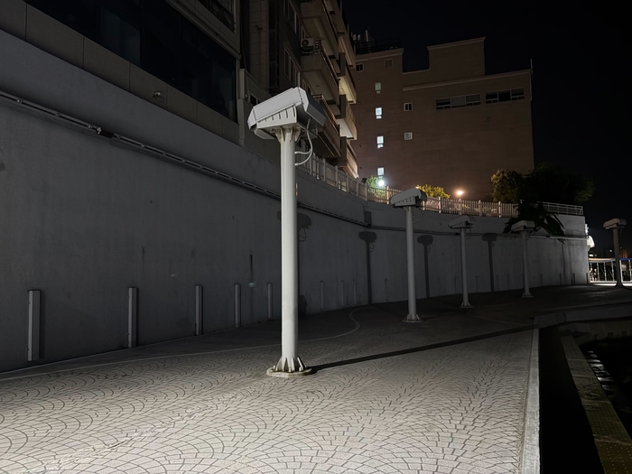 울산 동구 꽃바위 바다소리길 미디어파사드가 누전으로 보름째 운영을 멈추면서 야간 이용객 불편과 해안 시설 유지관리 필요성이 제기되고 있다.