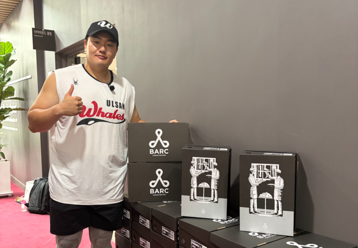 최지만은 14일 후반기 힘찬 출발을 응원하는 마음을 담아 선수단과 코칭스태프 전원에게 재활의학과 의사들이 직접 만든 기능성 리커버리 슬리퍼 BARC를 선물하며 동료들을 향한 감사와 응원의 마음을 전했다. 울산웨일즈 제공