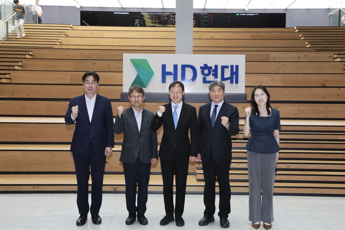 김상욱 울산시장은 14일 성남시 에이치디현대 글로벌알엔디센터에서 금석호 에이치디 현대중공업 사장 및 임원진과 선박설계 AX 실증 관련 제안사업 등 협력방안을 논의했다. 울산시 제공