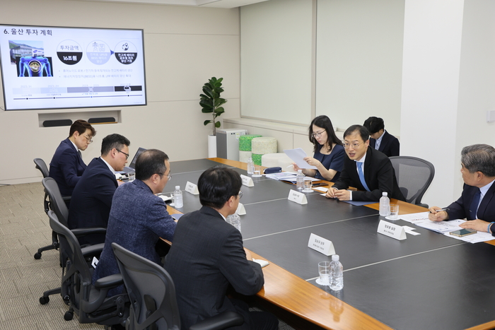 김상욱 울산시장은 14일 용인시 삼성에스디아이 본사를 방문해 허은기 부사장, 이권열 울산사업장장 등을 만나 전고체 배터리와 배터리에너지저장장치 분야 투자 협의 등 협력방안을 논의했다. 울산시 제공