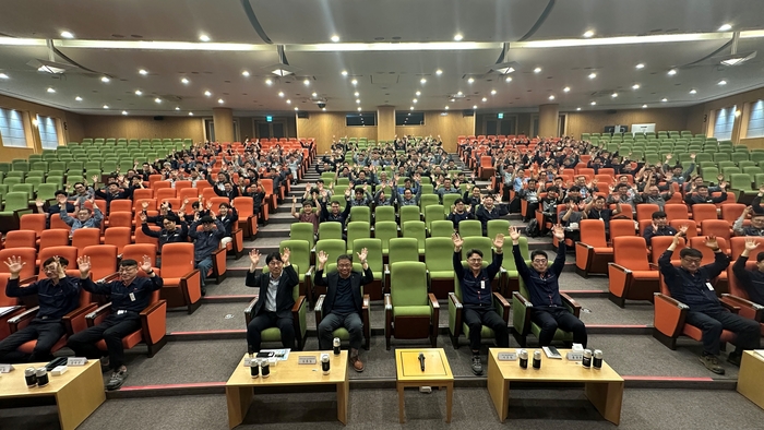 SK이노베이션 울산Complex(총괄부사장 홍광표)가 협력사 근로자들이 안심하고 일할 수 있는 작업 환경을 조성하기 위해 15일 사내 하모니홀에서 약 200개 설비·비설비 협력사 대표와 현장 안전 관리자, 안전보건공단 관계자 등 400여 명이 참석한 가운데 ‘함께하는 2026 I(나)&U(너) 안전문화 워크숍’을 개최했다.