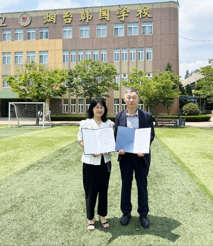 강남교육지원청 강선정 초등교육지원과장(왼쪽)이 6일 중국 옌타이한국국제학교 이낙종 교장과 국제교류 업무 지원 협약을 맺고 기념사진을 찍고있다. 울산교육청 제공