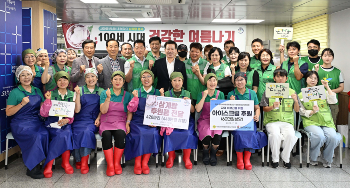 임현철 남구청장이 15일 도산노인복지관에서 열린 초복맞이 특식 나눔행사에 참석해 후원과 자원봉사를 하는 울산광역시 남구 새마을부녀회를 격려하고 기념촬영을 하고 있다. 남구 제공