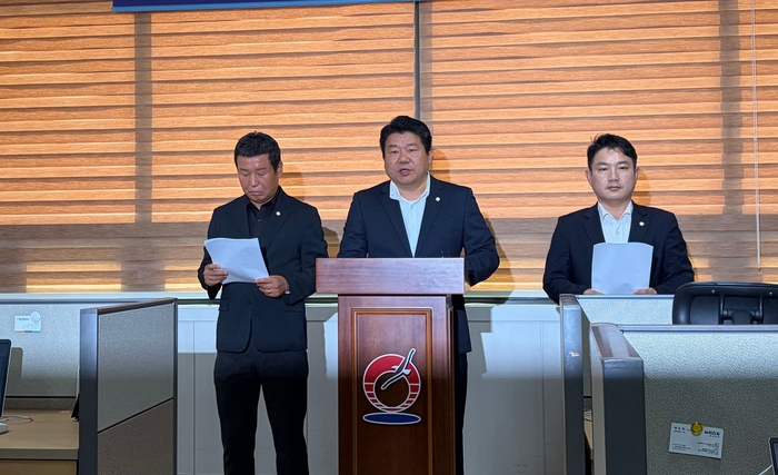 국민의힘 강동효·임채윤·사덕민 의원은 15일 동구청 프레스센터에서 기자회견을 열고 회견문을 낭독중이다.